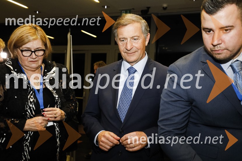  ... ;  Karl Erjavec, minister za obrambo RS;  ... Nova predsednica stranke DESUS je Aleksandra Pivec