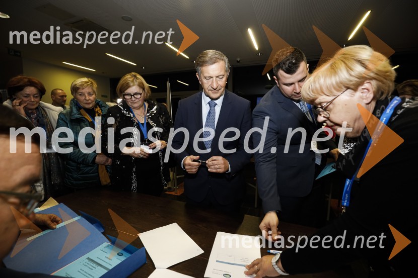  ... ;  Karl Erjavec, minister za obrambo RS;  ... ;  ... Nova predsednica stranke DESUS je Aleksandra Pivec