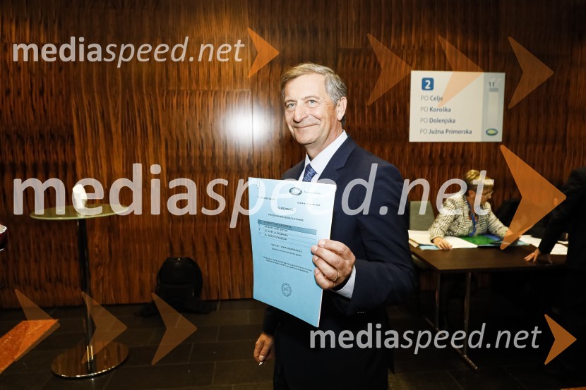  Karl Erjavec, minister za obrambo RSNova predsednica stranke DESUS je Aleksandra Pivec