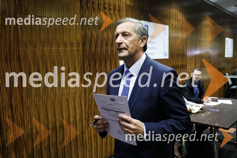  Karl Erjavec, minister za obrambo RSNova predsednica stranke DESUS je Aleksandra Pivec