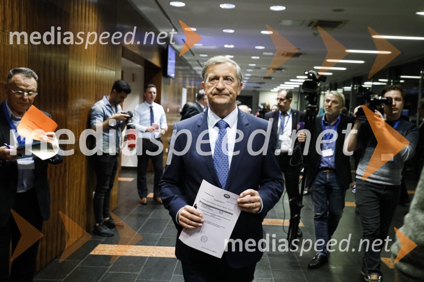  Karl Erjavec, minister za obrambo RSNova predsednica stranke DESUS je Aleksandra Pivec