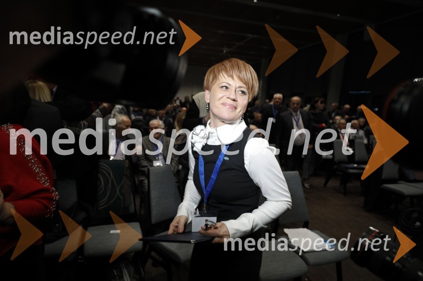 dr. Aleksandra Pivec, ministrica za kmetijstvo, gozdarstvo in prehrano RS, predsednica stranke DESUSNova predsednica stranke DESUS je Aleksandra Pivec