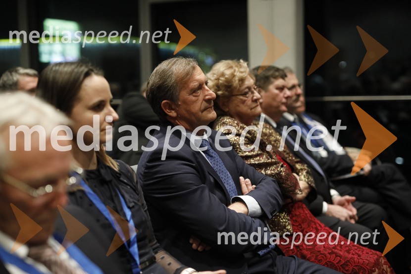  Karl Erjavec, minister za obrambo RSNova predsednica stranke DESUS je Aleksandra Pivec