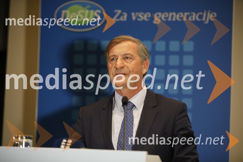  Karl Erjavec, minister za obrambo RSNova predsednica stranke DESUS je Aleksandra Pivec
