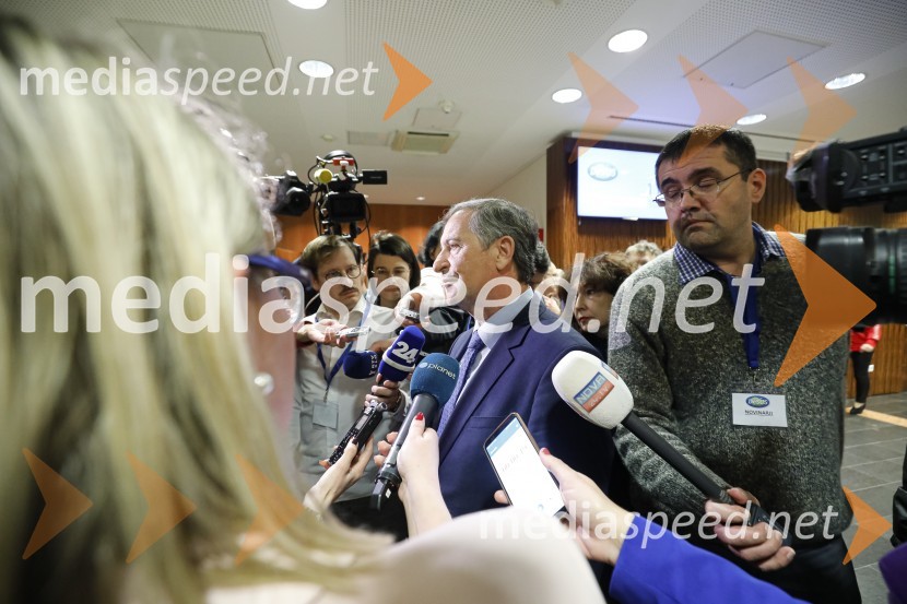  Karl Erjavec, minister za obrambo RS;  ... Nova predsednica stranke DESUS je Aleksandra Pivec