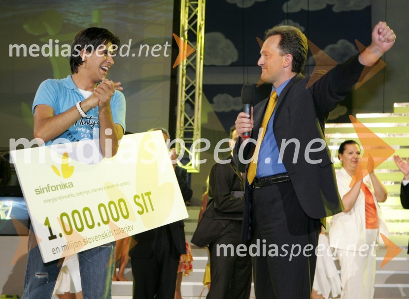 Pevec Domen Kumer in direktor podjetja SimfonikaMelodije morja in sonca