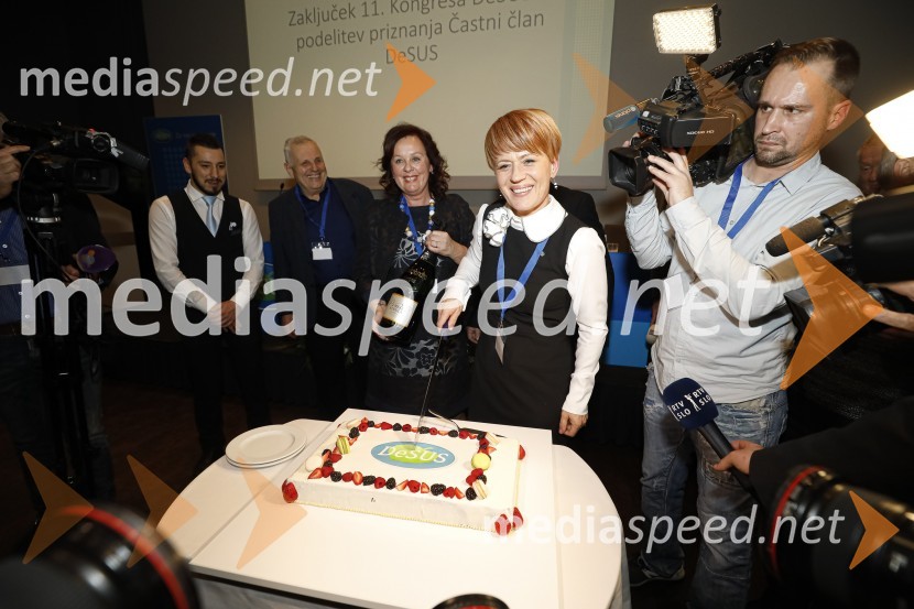  ... ;  ... ;  Anita Manfreda, direktorica občinske uprave, Občina Brda, Desus, podpredsednica ; dr. Aleksandra Pivec, ministrica za kmetijstvo, gozdarstvo in prehrano RS, predsednica stranke DESUS;  ... Nova predsednica stranke DESUS je Aleksandra Pivec