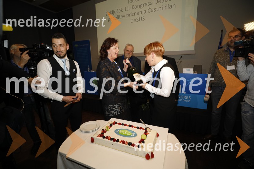  ... ;  Anita Manfreda, direktorica občinske uprave, Občina Brda, Desus, podpredsednica ; dr. Aleksandra Pivec, ministrica za kmetijstvo, gozdarstvo in prehrano RS, predsednica stranke DESUSNova predsednica stranke DESUS je Aleksandra Pivec