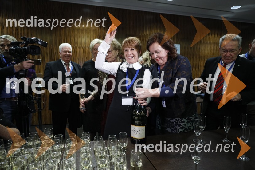 dr. Aleksandra Pivec, ministrica za kmetijstvo, gozdarstvo in prehrano RS, predsednica stranke DESUS;  Anita Manfreda, direktorica občinske uprave, Občina Brda, Desus, podpredsednica ;  ... Nova predsednica stranke DESUS je Aleksandra Pivec