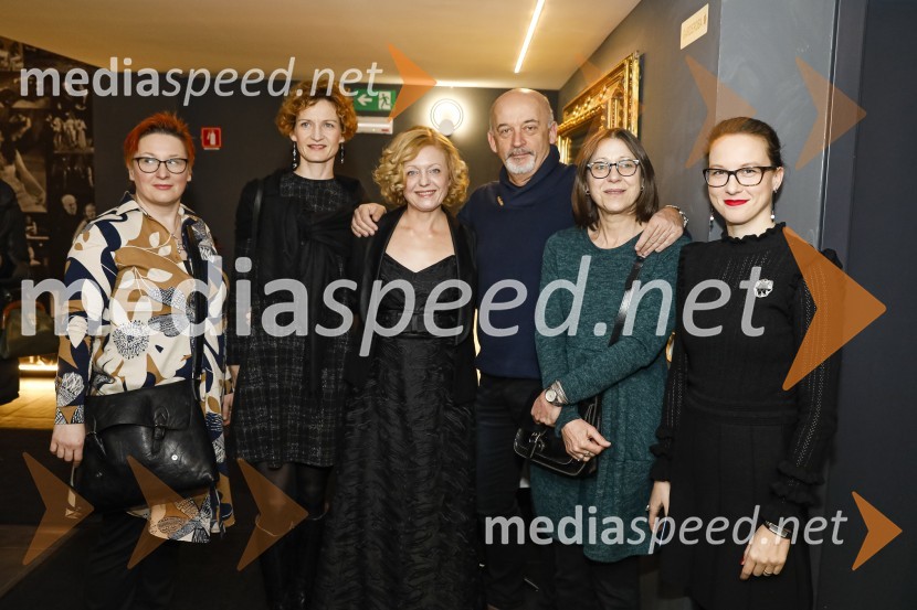  Urška Vouk, program SLG Celje;  Lea Toman, vodja uprave, SLG Celje; mag. Tina Kosi, upravnica SLG Celje;  ... ;  Jerneja Volfand, vodja programa SLG Celje;  Barbara Petrovič, vodja marketinga in odnosov za javnostmi SLG CeljePlašč, premiera v SLG Celje