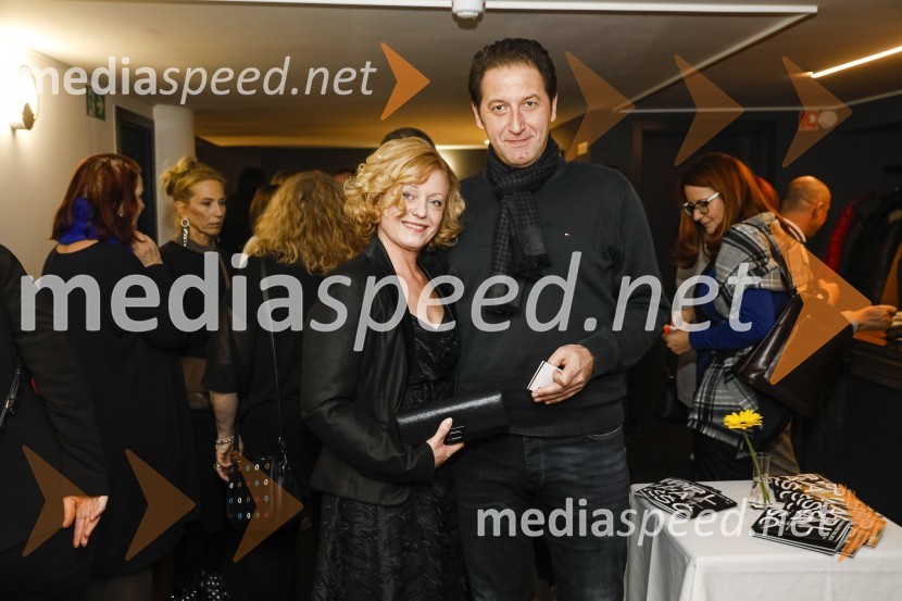 mag. Tina Kosi, upravnica SLG Celje;  ... Plašč, premiera v SLG Celje