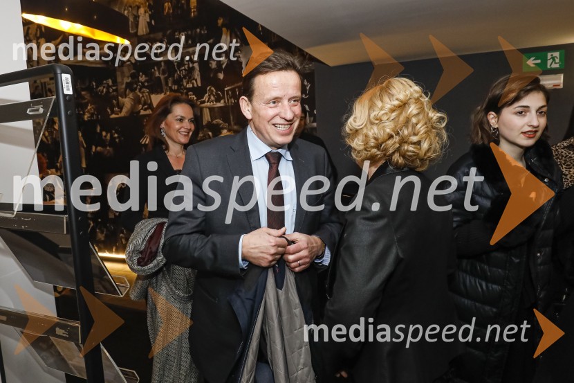  Bojan Šrot, župan MO Celje; mag. Tina Kosi, upravnica SLG CeljePlašč, premiera v SLG Celje