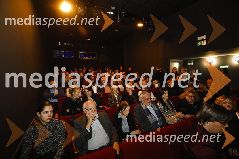 Plašč, premiera v SLG Celje