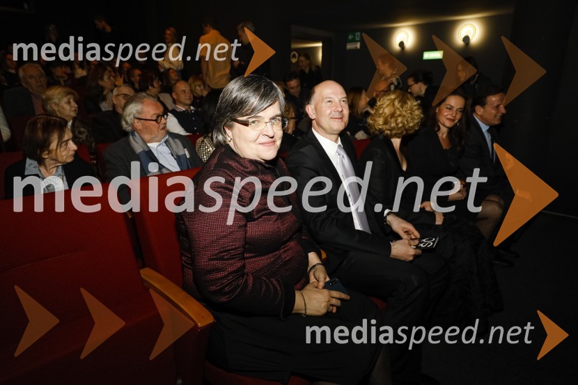 Plašč, premiera v SLG Celje