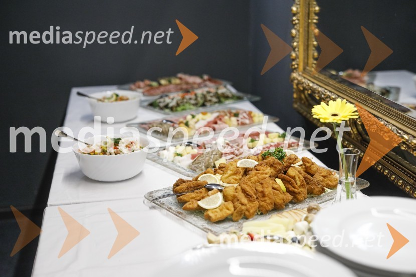 Plašč, premiera v SLG Celje