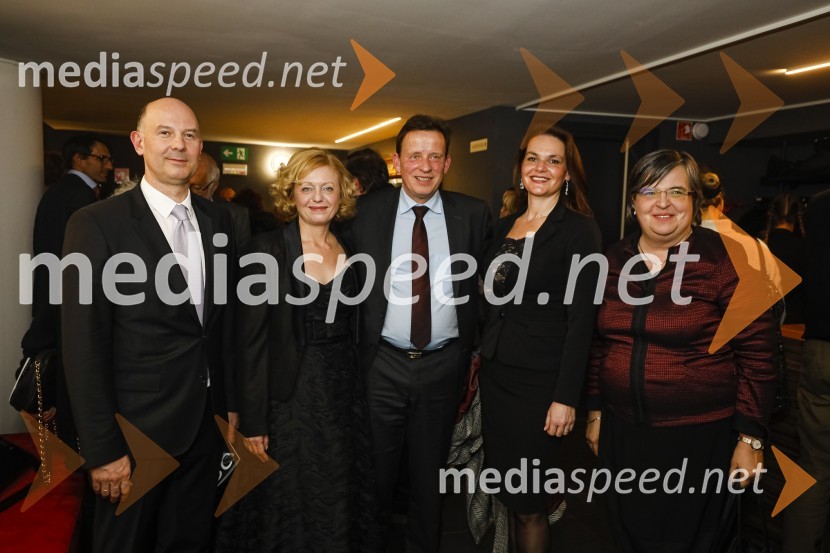  ... ; mag. Tina Kosi, upravnica SLG Celje;  Bojan Šrot, župan MO Celje;  Katarina Karlovšek, SBC;  ... Plašč, premiera v SLG Celje