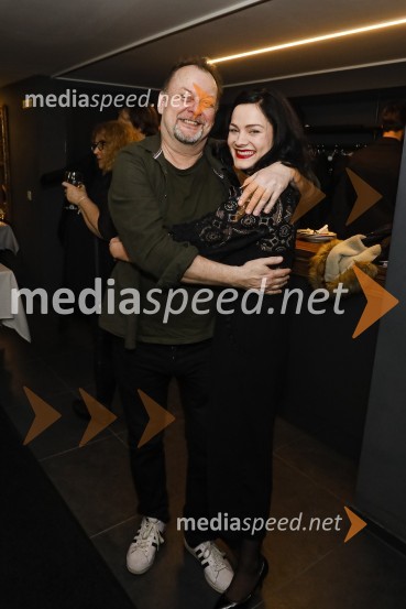  Jari  Juutinen, režiser;  Beti  Strgar, igralkaPlašč, premiera v SLG Celje