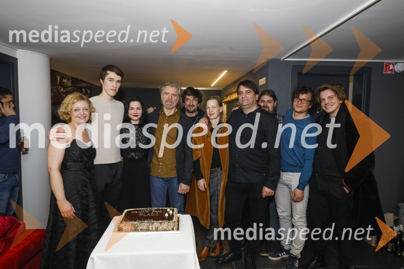 mag. Tina Kosi, upravnica SLG Celje;  Urban Kuntarič, igralec;  Beti  Strgar, igralka;  Branko Završan, igralec;  ... ;  ... ;  Marjan  Nećak, avtor glasbe;  ... ;  Juš A. Zidar, režiser;  Dorian Šilec Petek, scenograf in oblikovalec lučiPlašč, premiera v SLG Celje