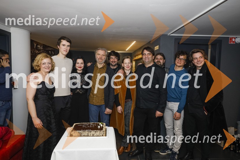 mag. Tina Kosi, upravnica SLG Celje;  Urban Kuntarič, igralec;  Beti  Strgar, igralka;  Branko Završan, igralec;  ... ;  ... ;  Marjan  Nećak, avtor glasbe;  ... ;  Juš A. Zidar, režiser;  Dorian Šilec Petek, scenograf in oblikovalec lučiPlašč, premiera v SLG Celje