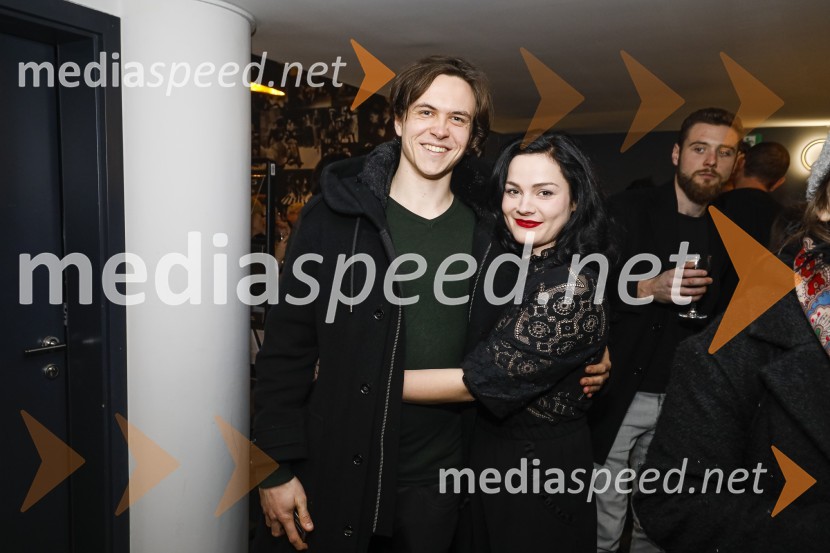  Dorian Šilec Petek, scenograf in oblikovalec luči;  Beti  Strgar, igralkaPlašč, premiera v SLG Celje