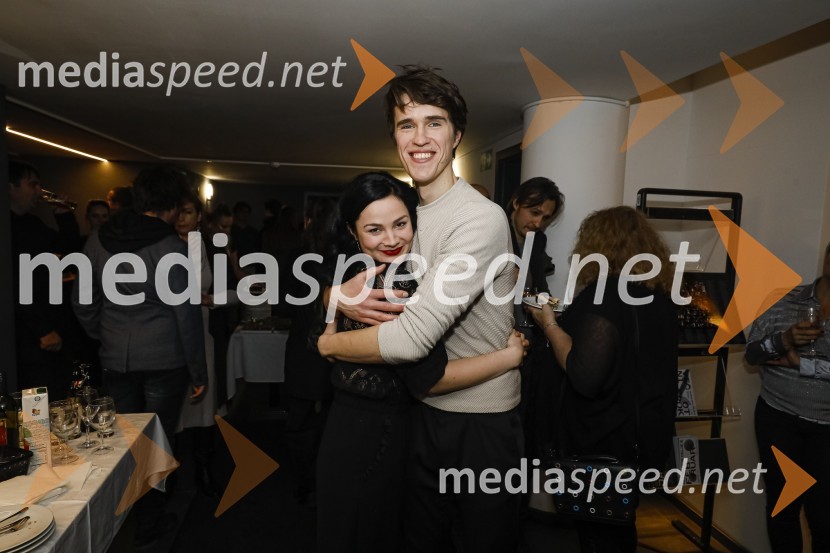  Beti  Strgar, igralka;  Urban Kuntarič, igralecPlašč, premiera v SLG Celje