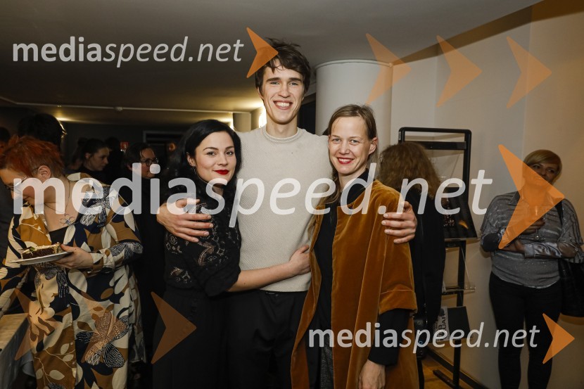  Beti  Strgar, igralka;  Urban Kuntarič, igralec;  ... Plašč, premiera v SLG Celje