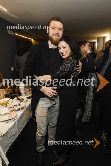  ... ;  Beti  Strgar, igralkaPlašč, premiera v SLG Celje