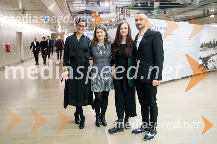  Simona  Belle, služba za stike z javnostmi MGL;  ... ;  ... ;  Jernej Pristov, predstavnik za odnose z javnostmi SNG Drama Ljubljana2020, premiera drame