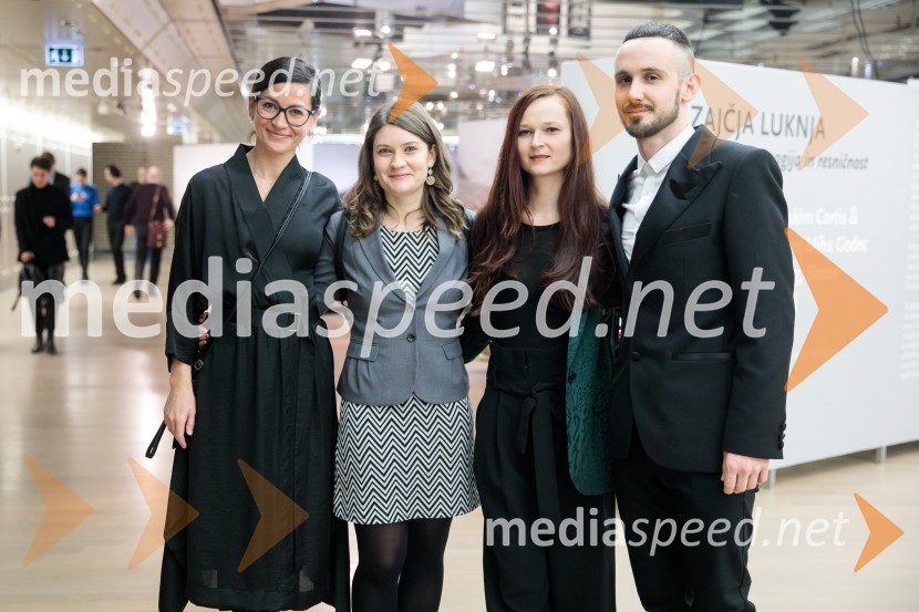  Simona  Belle, služba za stike z javnostmi MGL;  ... ;  ... ;  Jernej Pristov, predstavnik za odnose z javnostmi SNG Drama Ljubljana2020, premiera drame