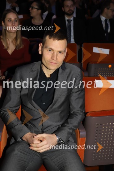 Dr.  Marko  Lovec , politologBob leta 2019 zdravnici in humanitarki Ninni Kozorog