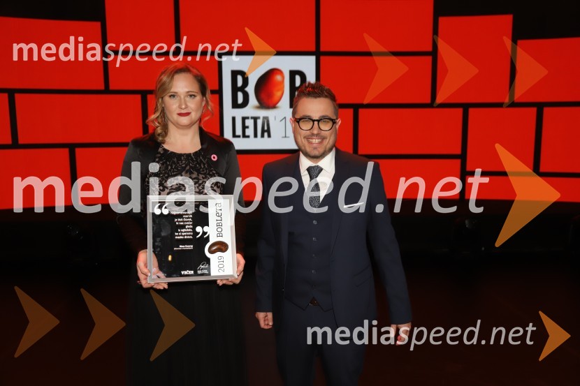 dr. Ninna Kozorog, zdravnica, predsednica društva Humanitarček;  Matija Stepišnik, odgovorni urednik, VečerBob leta 2019 zdravnici in humanitarki Ninni Kozorog