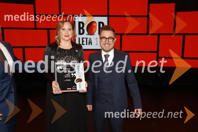 dr. Ninna Kozorog, zdravnica, predsednica društva Humanitarček;  Matija Stepišnik, odgovorni urednik, VečerBob leta 2019 zdravnici in humanitarki Ninni Kozorog