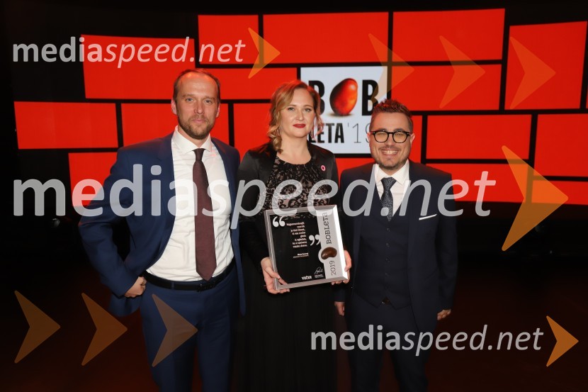  Uroš Hakl, direktor družbe Večer, d.o.o.; dr. Ninna Kozorog, zdravnica, predsednica društva Humanitarček;  Matija Stepišnik, odgovorni urednik, VečerBob leta 2019 zdravnici in humanitarki Ninni Kozorog