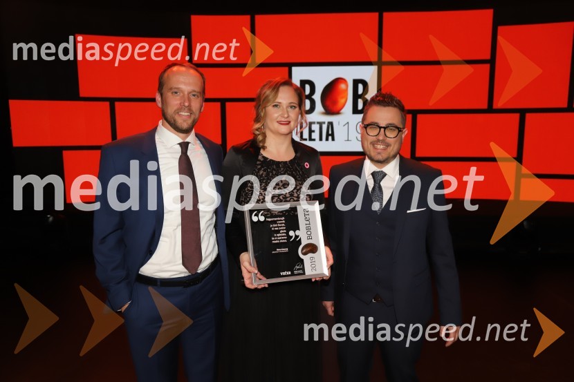  Uroš Hakl, direktor družbe Večer, d.o.o.; dr. Ninna Kozorog, zdravnica, predsednica društva Humanitarček;  Matija Stepišnik, odgovorni urednik, VečerBob leta 2019 zdravnici in humanitarki Ninni Kozorog