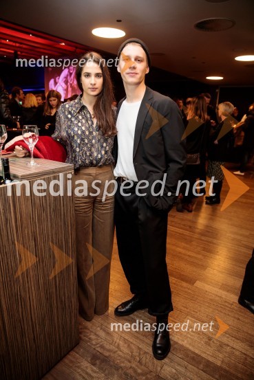  ... ;  Timon Šturbej, igralec2020, premiera drame