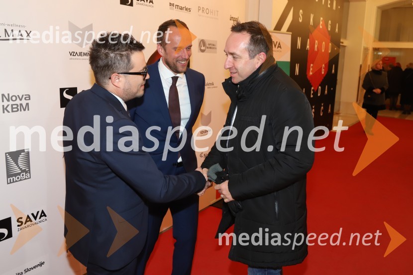  Matija Stepišnik, odgovorni urednik, Večer;  Uroš Hakl, direktor družbe Večer, d.o.o.;  Borut  Cvetko, kreativni direktor, MediaspeedBob leta 2019 zdravnici in humanitarki Ninni Kozorog