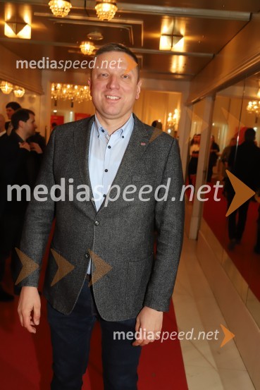 mag. Andrej Rajh, poslanec DZBob leta 2019 zdravnici in humanitarki Ninni Kozorog