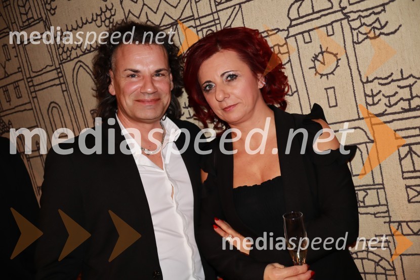  Klaus Berger;  Sabina Podkrižnik, namestnica direktorice Področja prodaje in razvoja, Pošta SlovenijeBob leta 2019 zdravnici in humanitarki Ninni Kozorog