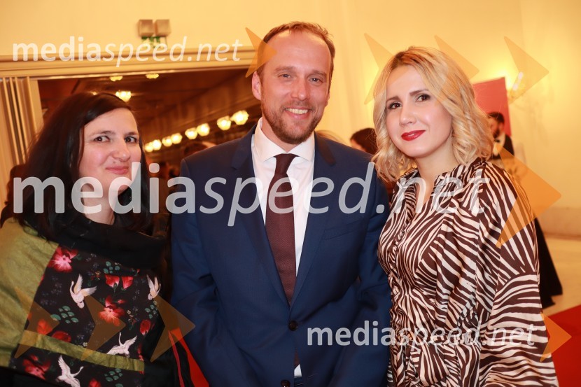  Nataša Jeza Kotnik, vodja marketinga Agencija Sonček;  Uroš Hakl, direktor družbe Večer, d.o.o.;  Natalija Cvetko, vodja projektov, MediaspeedBob leta 2019 zdravnici in humanitarki Ninni Kozorog