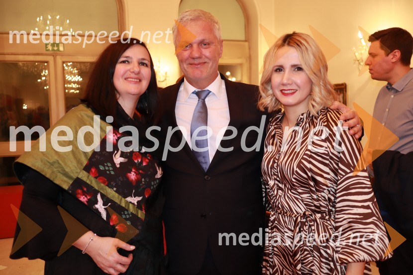  Nataša Jeza Kotnik, vodja marketinga Agencija Sonček;  Milan Kuster, predsednik uprave Skupine Lunos;  Natalija Cvetko, vodja projektov, MediaspeedBob leta 2019 zdravnici in humanitarki Ninni Kozorog