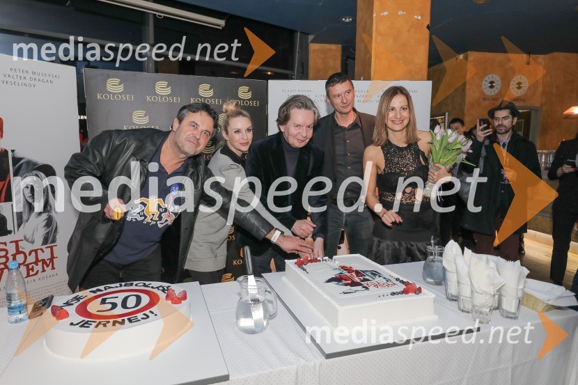  Jernej Kuntner, igralec;  Iva Krajnc Bagola, igralka;  Andrej Košak, režiser;  Zoran  Dževerdanović, producent;  Aleksandra  Balmazović, igralkaVsi proti vsem, premiera slovenskega filma