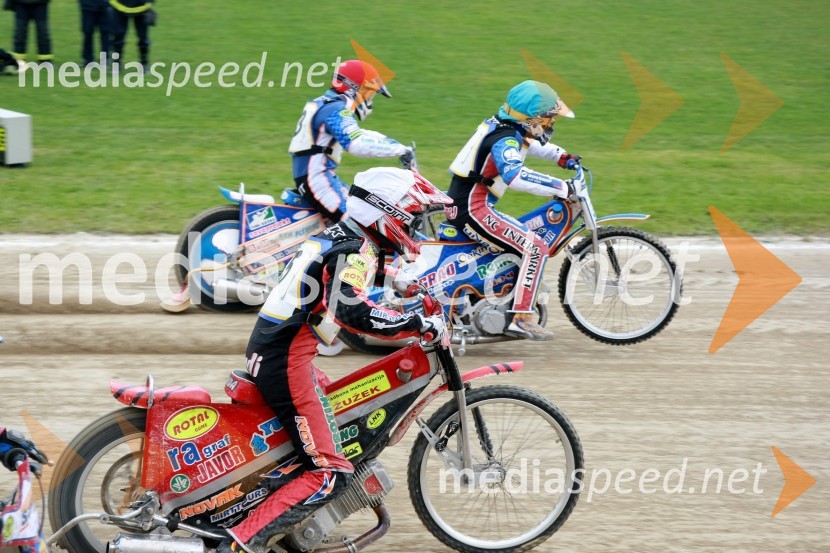 Bela čelada: Aleksander Čonda, Slovenija (AMD Krško), modra čelada: Izak Šantej, Slovenija (AMD Krško) in rdeča čelada: Matija Duh, Slovenija (AMD Krško)Speedway, DP posameznikov 2008, 4. dirka - finale
