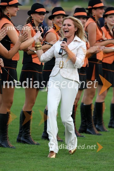 Nuša Derenda, pevkaSPEEDWAY SUPER POKAL SAX 2008