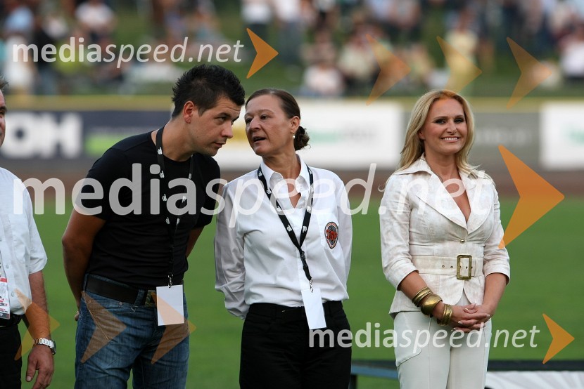 Dejan Stanič, direktor Sax d.o.o., Violeta Freeland, predsednica AMD Krško in Nuša Derenda, pevkaSPEEDWAY SUPER POKAL SAX 2008