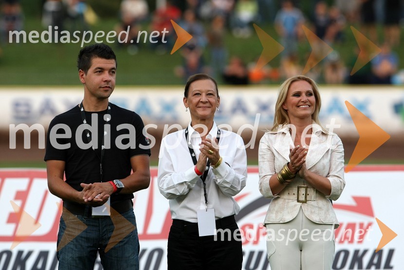 Dejan Stanič, direktor Sax d.o.o., Violeta Freeland, predsednica AMD Krško in Nuša Derenda, pevkaSPEEDWAY SUPER POKAL SAX 2008
