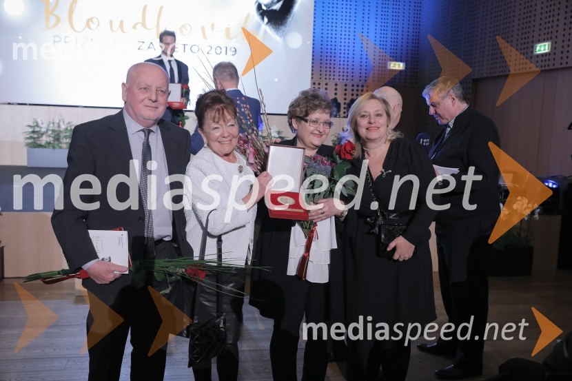  Ivan Pfeifer, mednarodno uveljavljeni športni delavec v umetnostnem in hitrostnem drsanju ;  ... ;  Marina Pirkmajer, Trenerka v umetnostnem drsanju;  ... 55. podelitev Bloudkovih priznanj