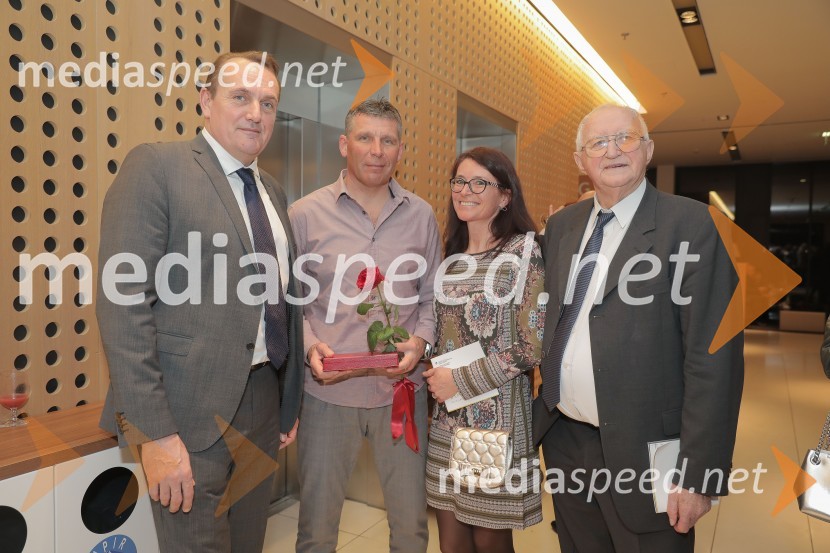  Metod Ropret, predsednik Odbojkarske zveze Slovenije;  Gregor Hribar, trener številnih generacij slovenskih odbojkarjev ;  ... ;  ... 55. podelitev Bloudkovih priznanj