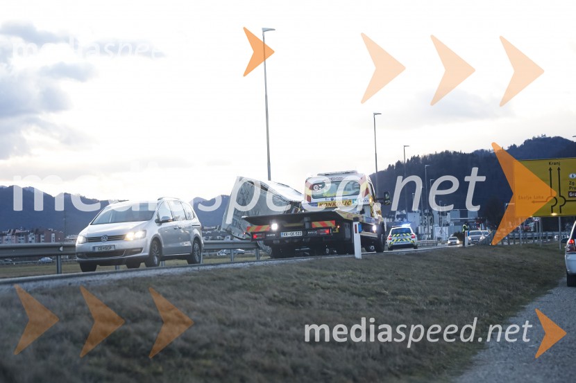 Močan veter pustošil po Kranju