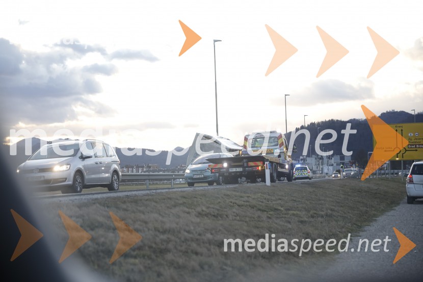 Močan veter pustošil po Kranju