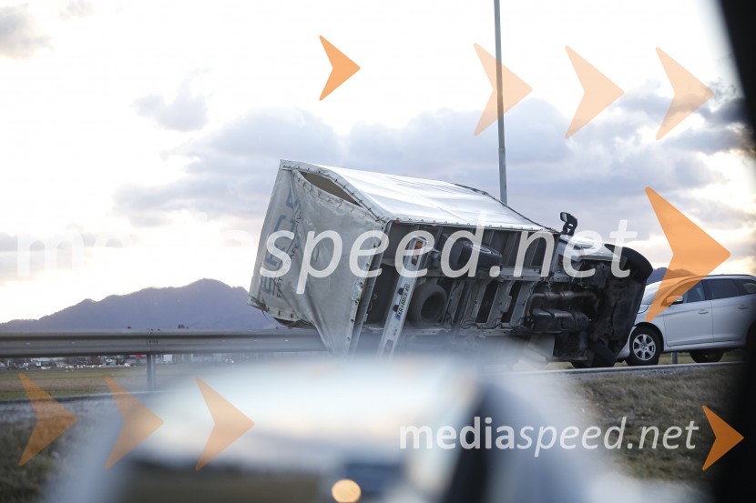 Močan veter pustošil po Kranju